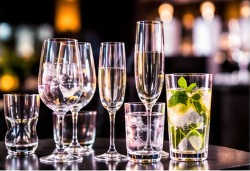 Weingläser, Sektgläser und Cocktailglas