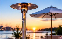 Heizpilz am Abend mit Sonnenschirm am Wasser