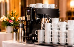 Kaffeemaschine mit Kannen und Tassen