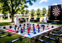 Kickertisch und Dartscheibe im Garten