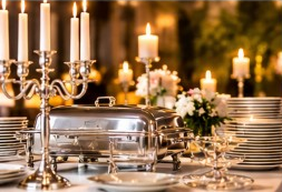 Chafing Dishes und Kerzenleuchter am Buffet